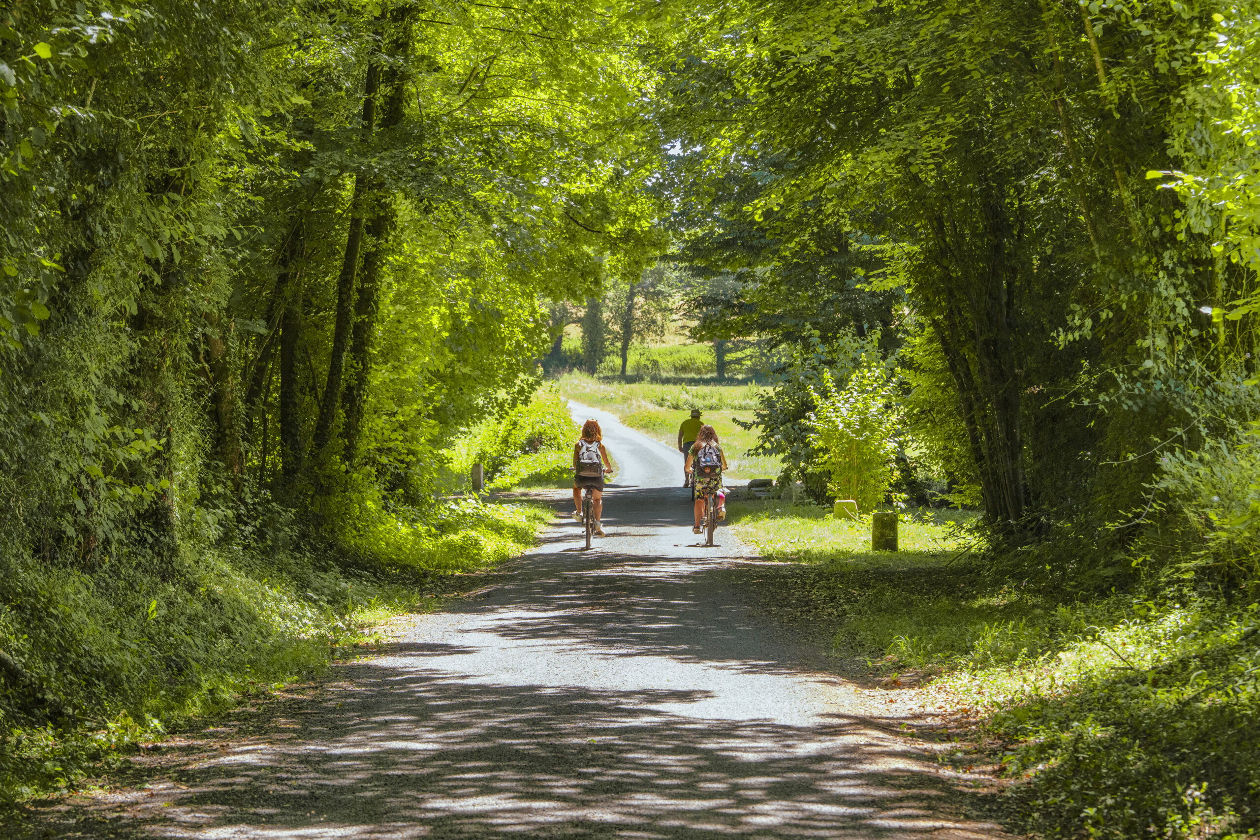 Famille à vélo sur l'initénaire cyclo : Cyclodombes.