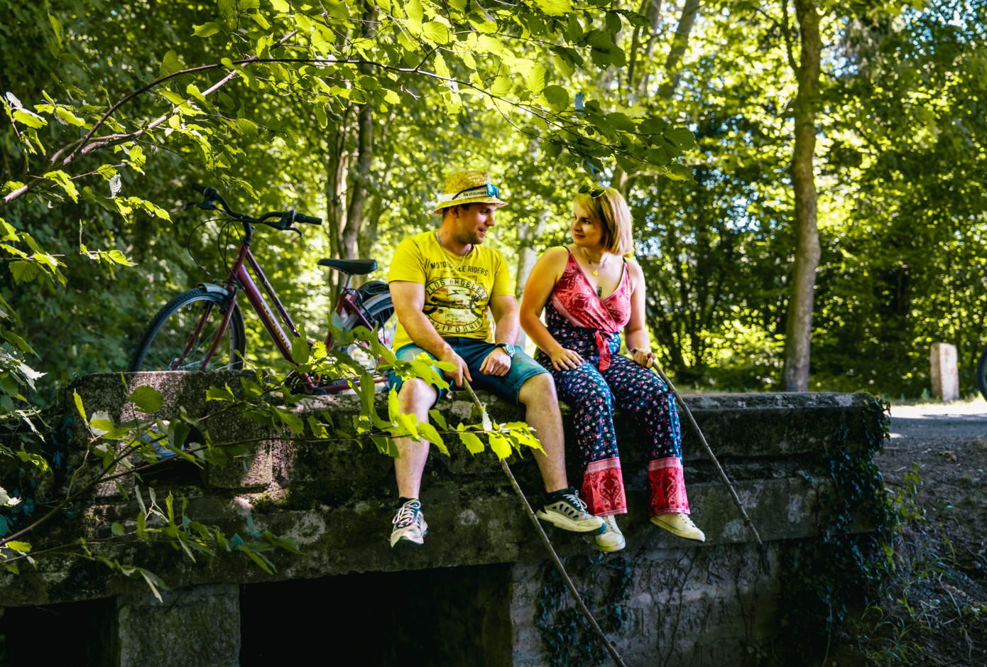 Famille à vélo sur un itinéraire nature dans la Plaine de l'Ain
