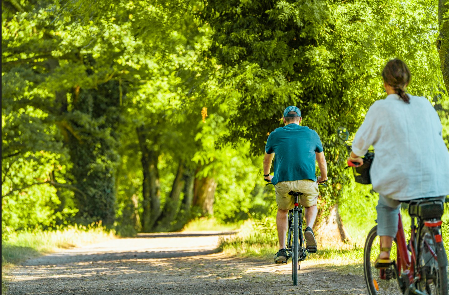 Couple en escapade à vélo dans la Plaine de l'Ain